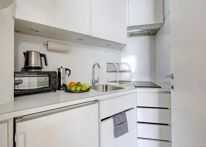 Eiffel Tower - 1br With Balcony - Cityapartmentstay
