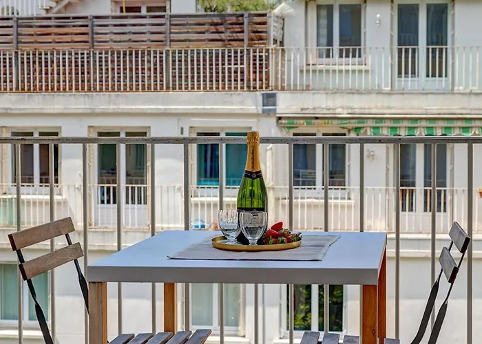 Eiffel Tower - 1br With Balcony - Cityapartmentstay