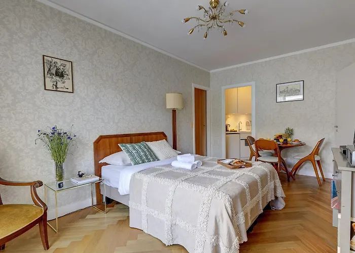 Eiffel Tower - 1br With Balcony - Cityapartmentstay
